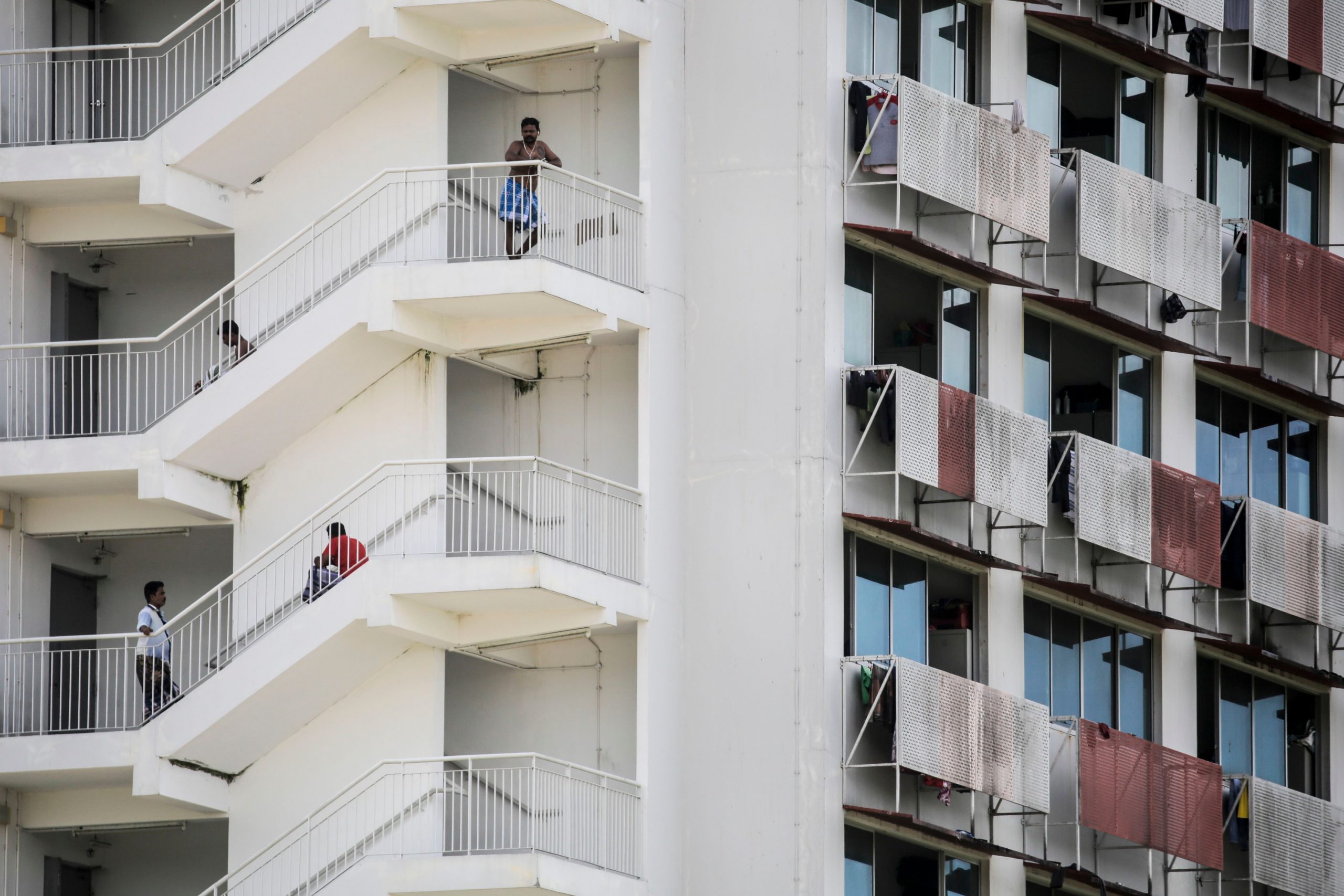 Căminele de muncitori din Singapore sunt focare de COVID. Jumătate din rezidenți s-au îmbolnăvit