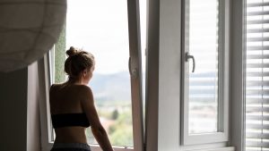 Singurătatea afectează creierul. Cercetător: „Crește riscul de a ajunge la demență“