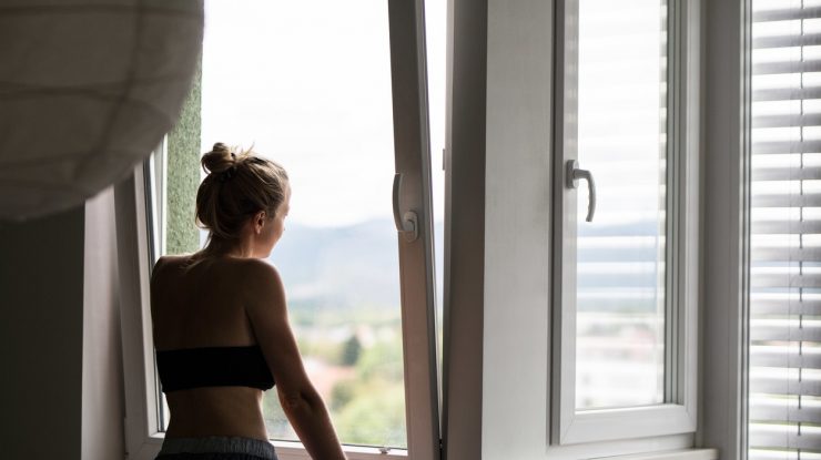 Singurătatea afectează creierul. Cercetător: „Crește riscul de a ajunge la demență“