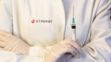 Primii voluntari turci vaccinați cu Sinovac. Turcia a comandat 50 de milioane de doze din Beijing