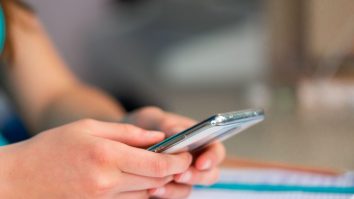 Studiu. Câți ani din viață petrec americanii cu ochii într-un ecran