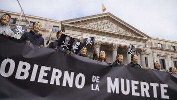 Parlamentul Spaniei a votat o lege pentru sinuciderea asistată. Zeci de oameni au ieșit în stradă