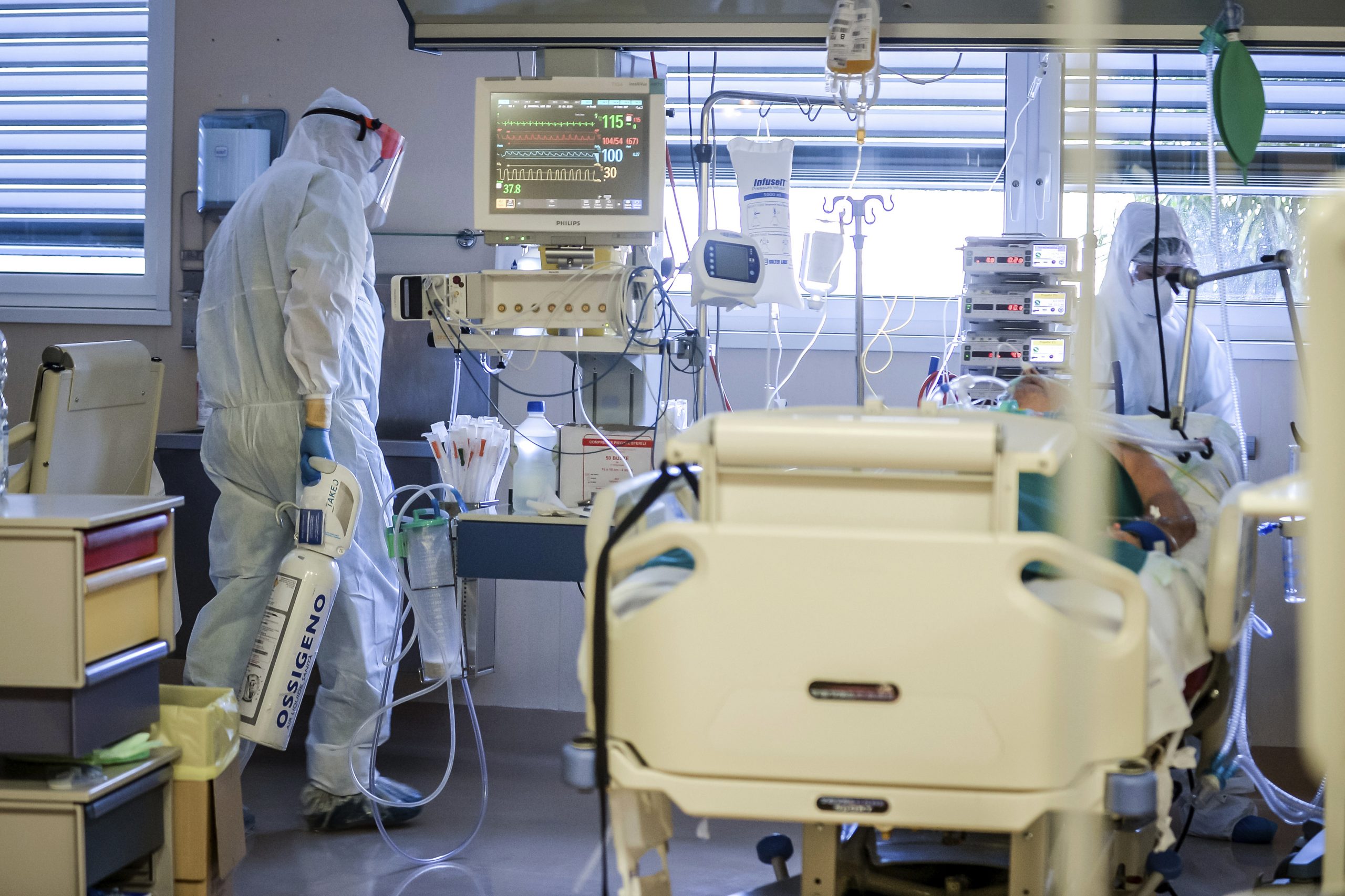 Oxigenul, principalul tratament pentru persoanele infectate cu SARS-CoV-2. Când este necesară intubarea pacientului