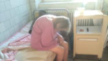 Imagini groaznice la Spitalul Reşiţa: Pacienţi dezbrăcaţi, nesupravegheaţi şi mizerie de nedescris. Ce spune managerul