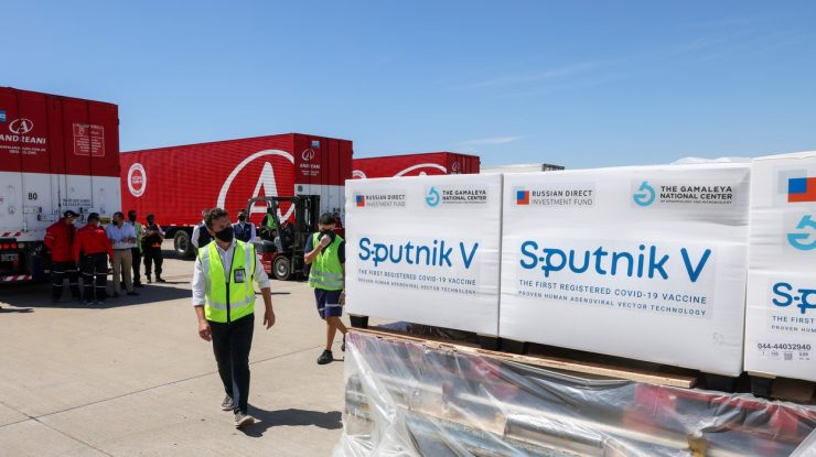 Rusia autorizează vaccinul Sputnik V pentru persoanele de peste 60 de ani. Țara a depășit 3 milioane de cazuri de Covid-19