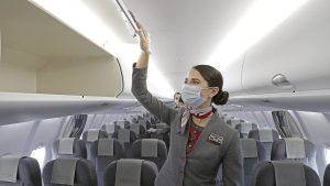 China sfătuiește stewardesele să poarte pamperși în timpul zborului pentru a se feri de Covid