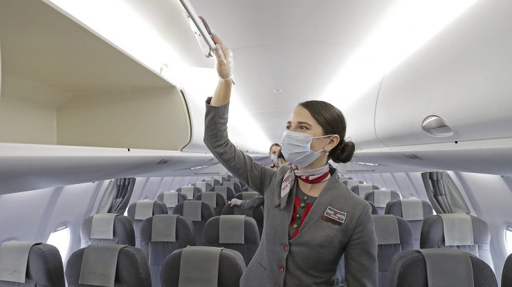 China sfătuiește stewardesele să poarte pamperși în timpul zborului pentru a se feri de Covid