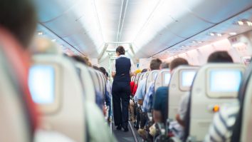 Scutecele contra Covid-19, o glumă „made in China”. Ce părere au însoțitorii de zbor români