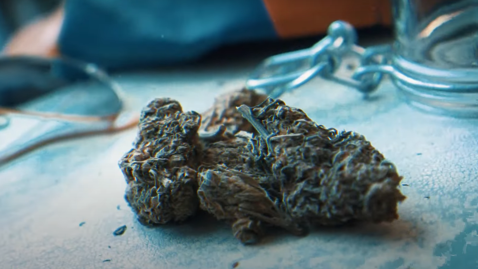 VIDEO. Cine e rapper-ul care susținea online că e „dealer legal” de droguri? DIICOT l-a reținut pentru trafic