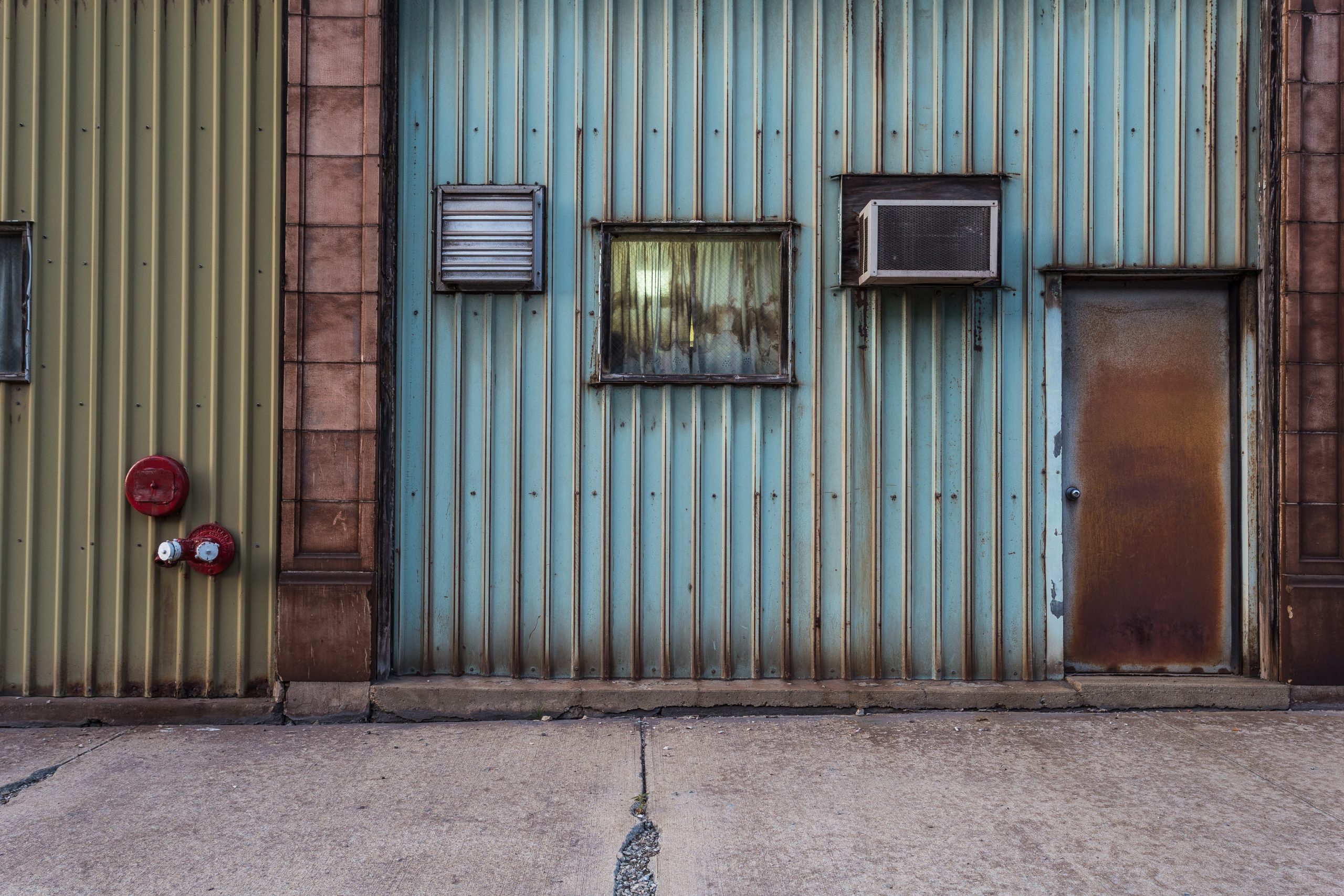 21 de imigranți ținuți într-o cameră secretă și obligați să muncească au fost descoperiți de Poliția spaniolă