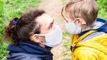 O femeie anti-mască și-a retras copilul de la școală și a pierdut custodia