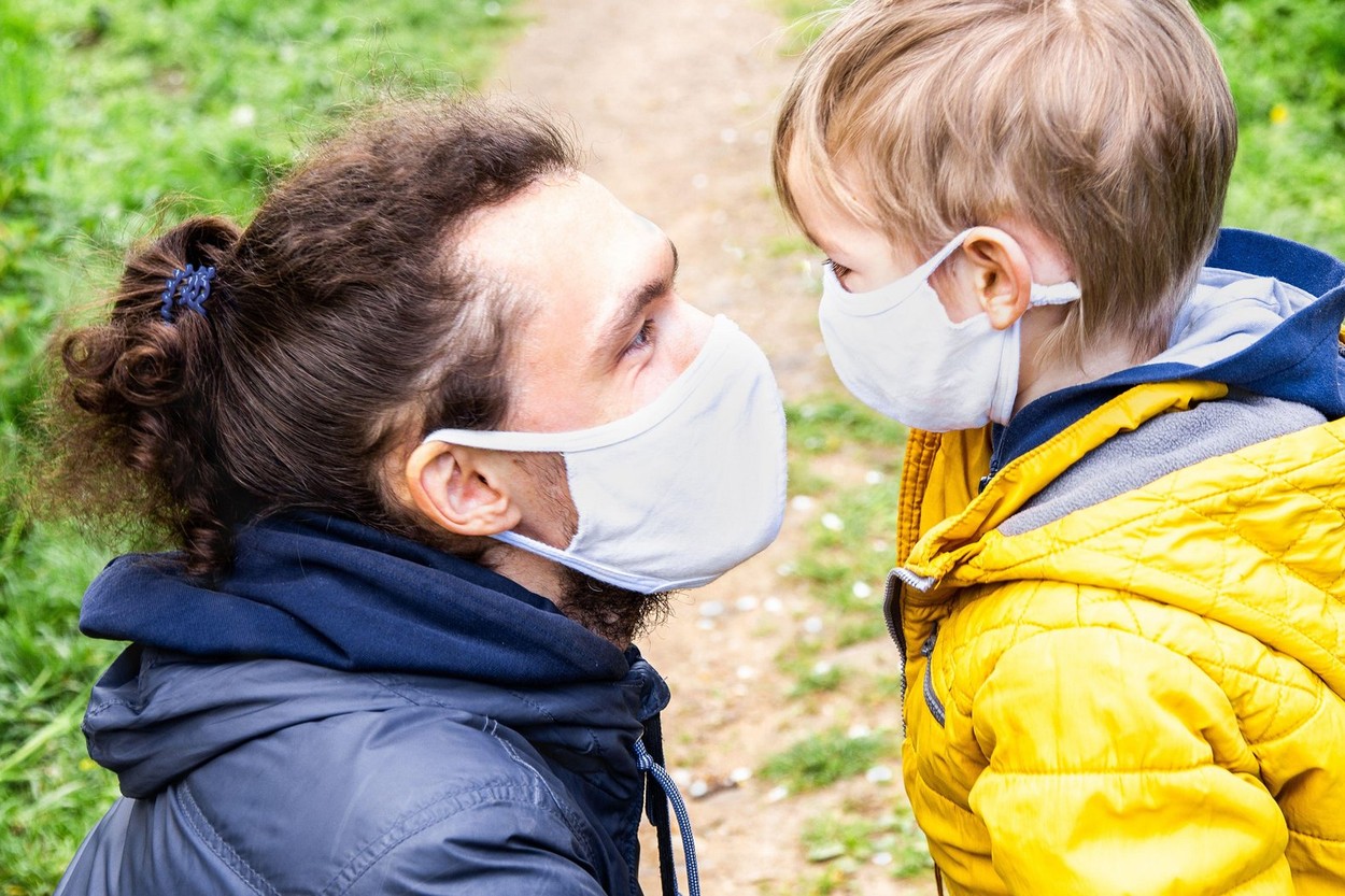 O femeie anti-mască și-a retras copilul de la școală și a pierdut custodia