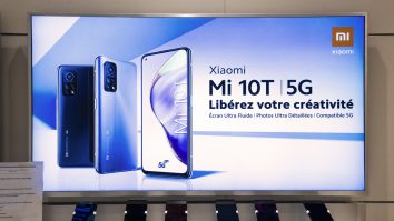 Samsung și Xiaomi au ironizat decizia Apple, dar acum și ele vor vinde noile telefoane fără cablu de încărcare