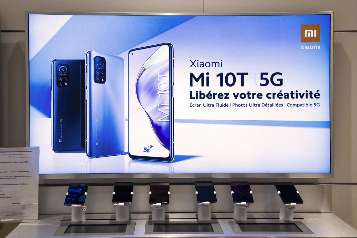Samsung și Xiaomi au ironizat decizia Apple, dar acum și ele vor vinde noile telefoane fără cablu de încărcare