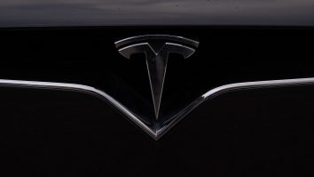 Tesla, favorita investitorilor români. De mâine, oamenii vor fi obligați să cumpere o mică parte, dacă investesc în S&P 500