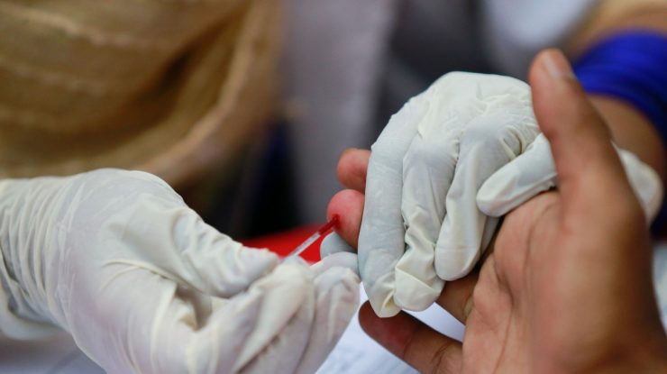 Testul de sânge care poate să prezică ce șanse de supraviețuire are un pacient bolnav de Covid-19