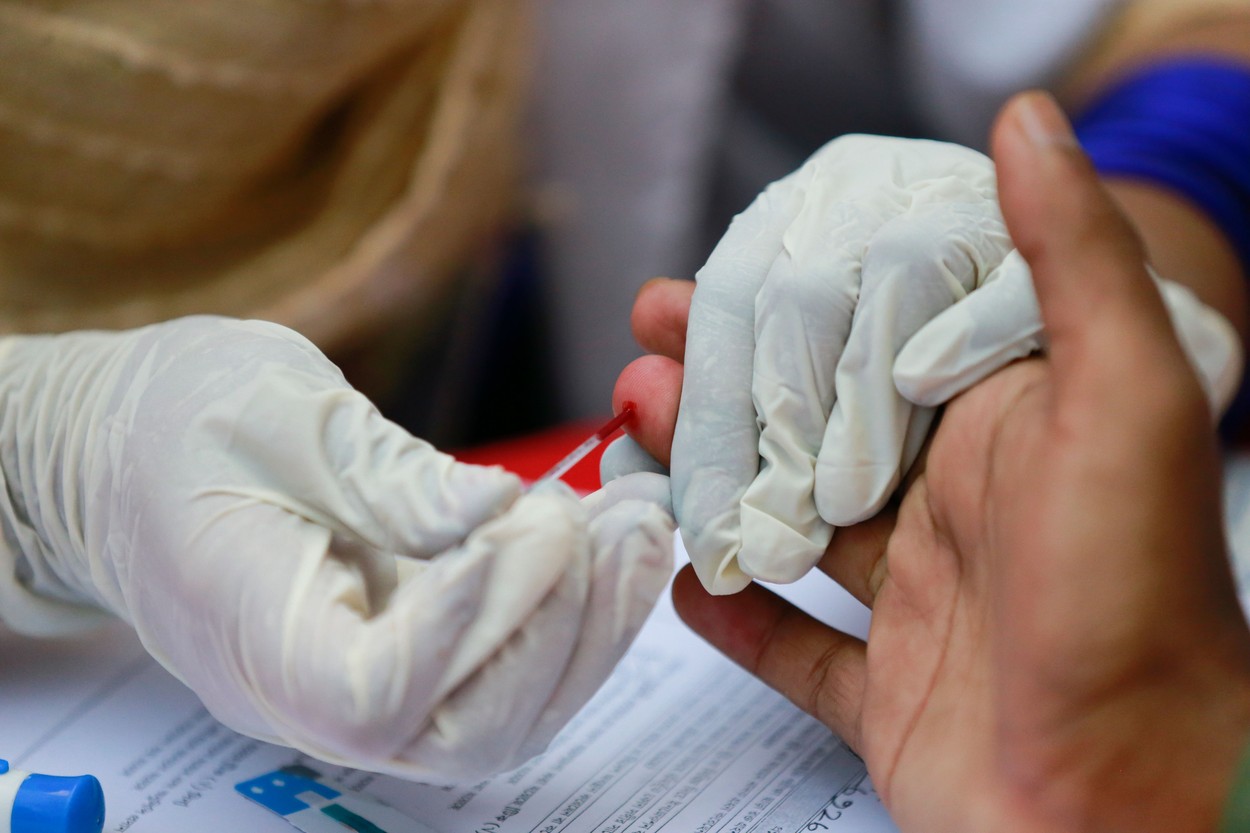 Testul de sânge care poate să prezică ce șanse de supraviețuire are un pacient bolnav de Covid-19