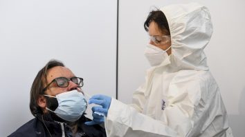 Recomandările UE, privind testarea și carantinarea, pentru cei care călătoresc cu avionul în perioada sărbătorilor