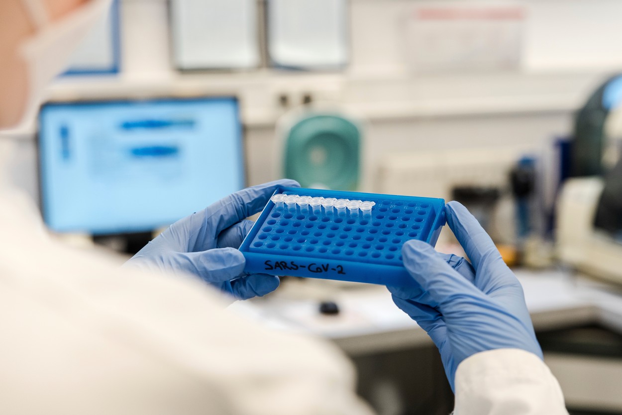 Testarea în masă, în Slovacia și Liverpool, nu a oprit epidemia de coronavirus. Cercetătorii explică eșecul