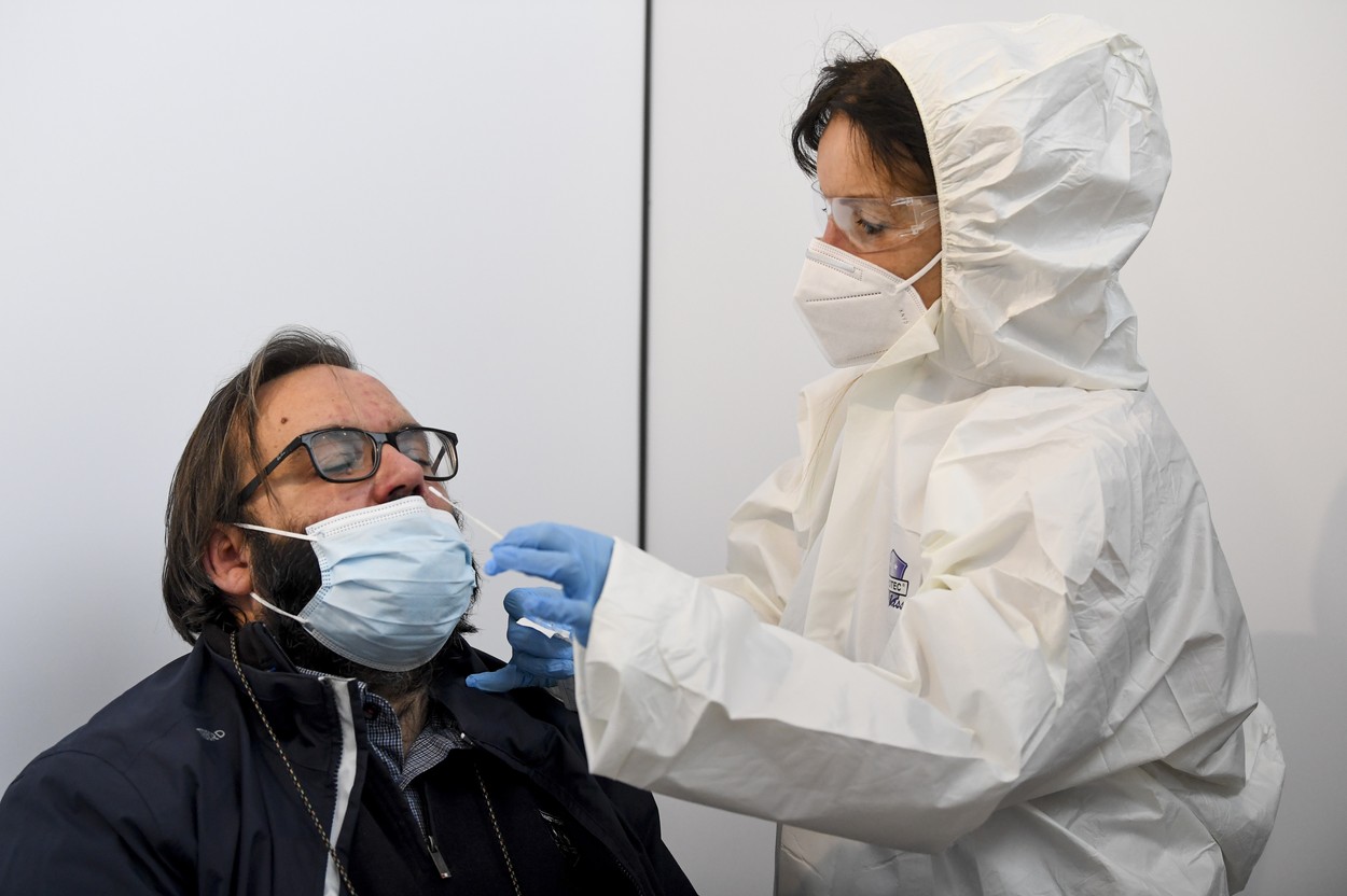 Clinicile private, asaltate de românii care vor să plece în vacanță. Numărul testărilor, în creștere