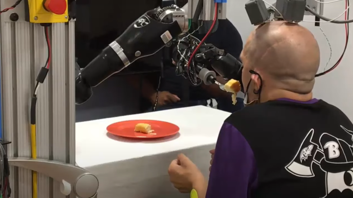 Un bărbat tetraplegic a reușit, cu ajutorul tehnologiei, să mănânce de unul singur o prăjitură după 30 de ani