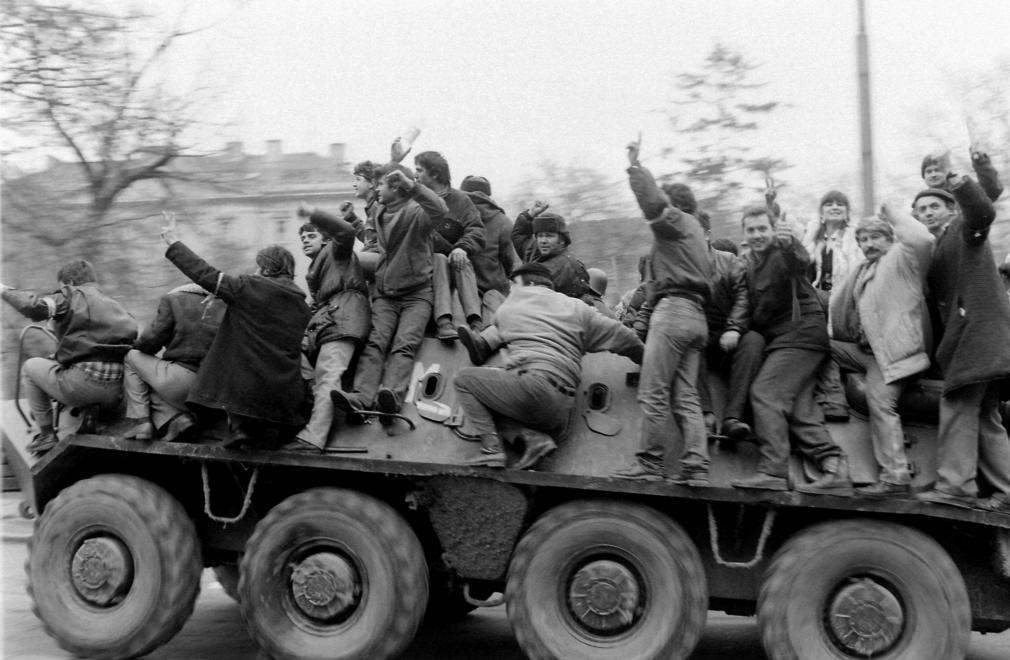 Revoluționarii vor ca manualele școlare să acorde mai multă importanță evenimentelor din ’89. „Copiii nu se lovesc de o minimă realitate”