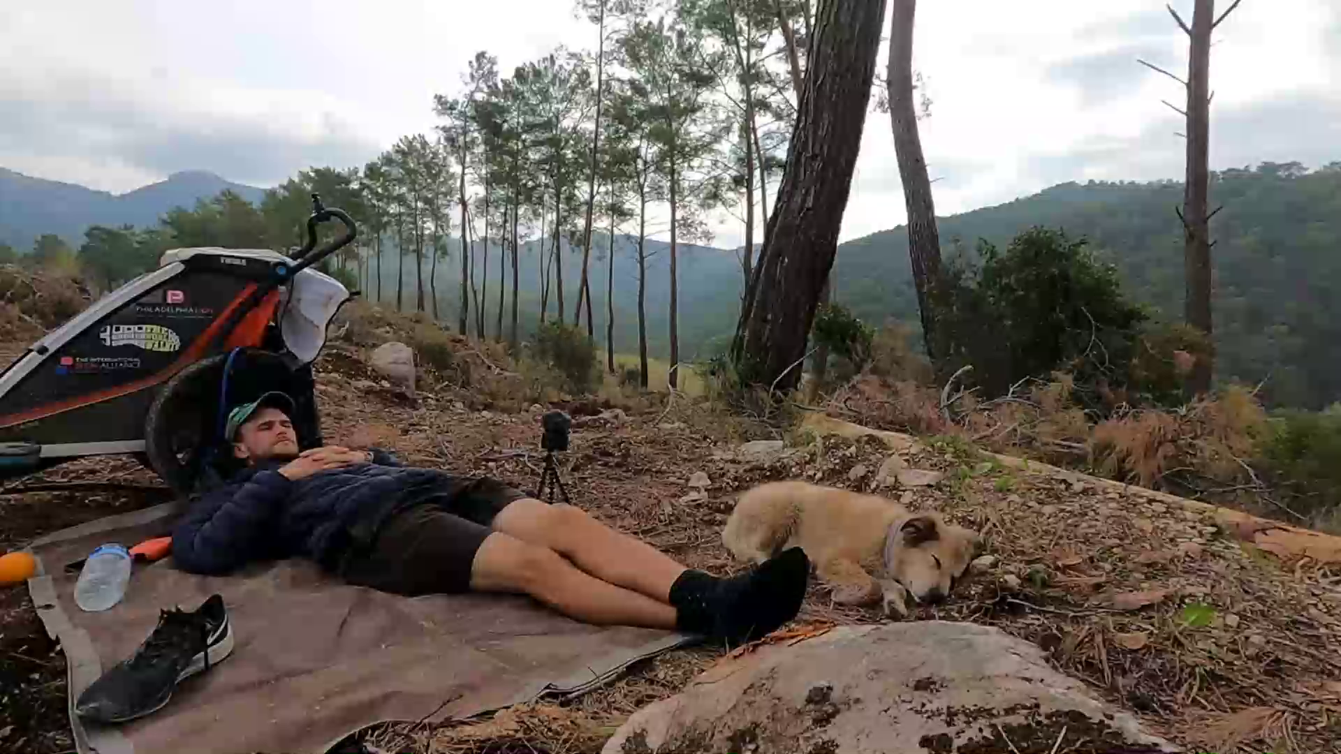 VIDEO. Un vlogger și cățelul său au călătorit 29.000 de kilometri pe jos