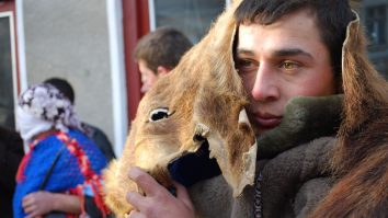 Cum se colindă în 2020. Cetele nu mai  au voie să se apropie de ușile gazdelor