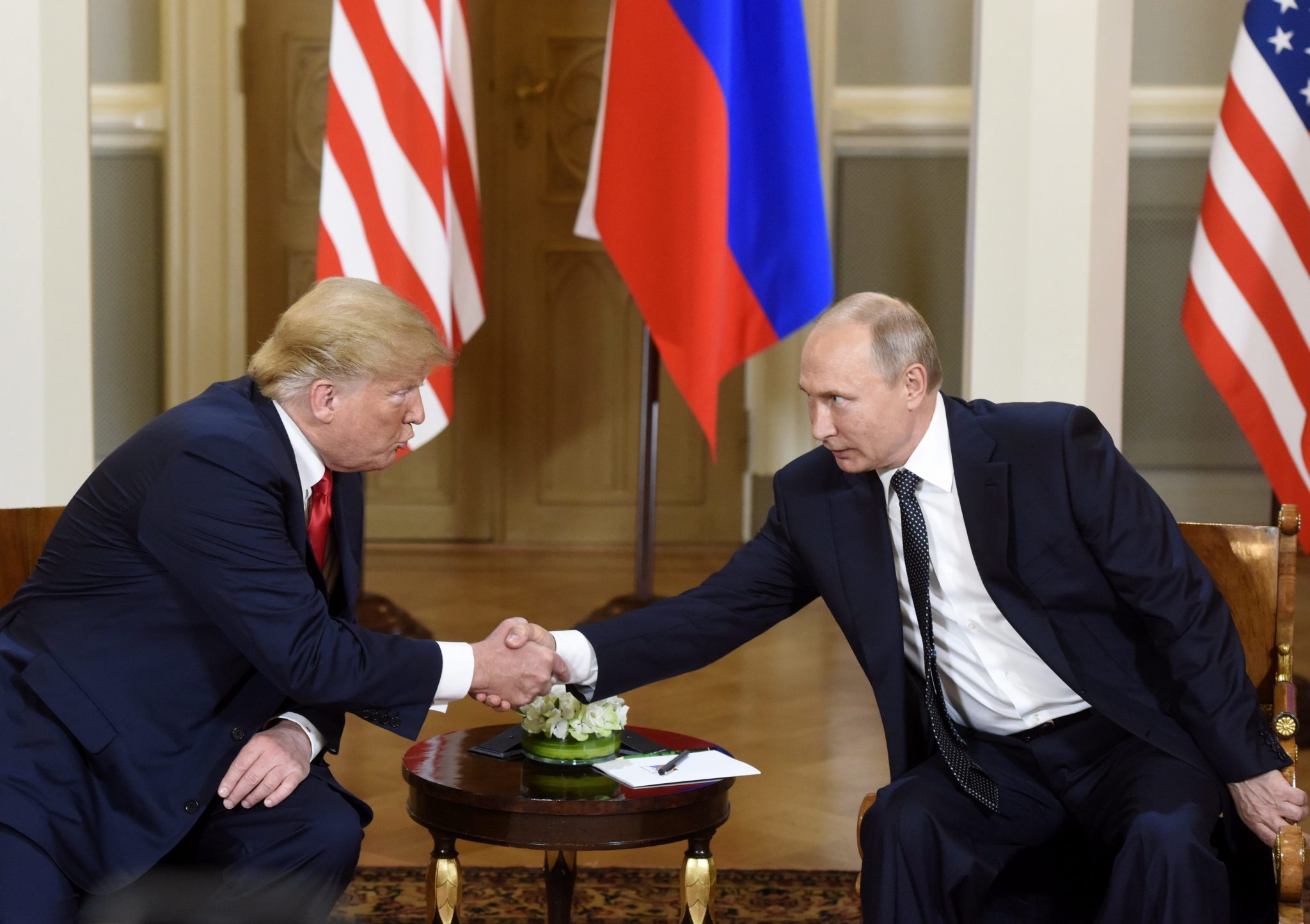 Два президента. Путин и Трамп рукопожатие. Рукопожатие президентов. Путин пожимает руку. Путин здоровается с Трампом.