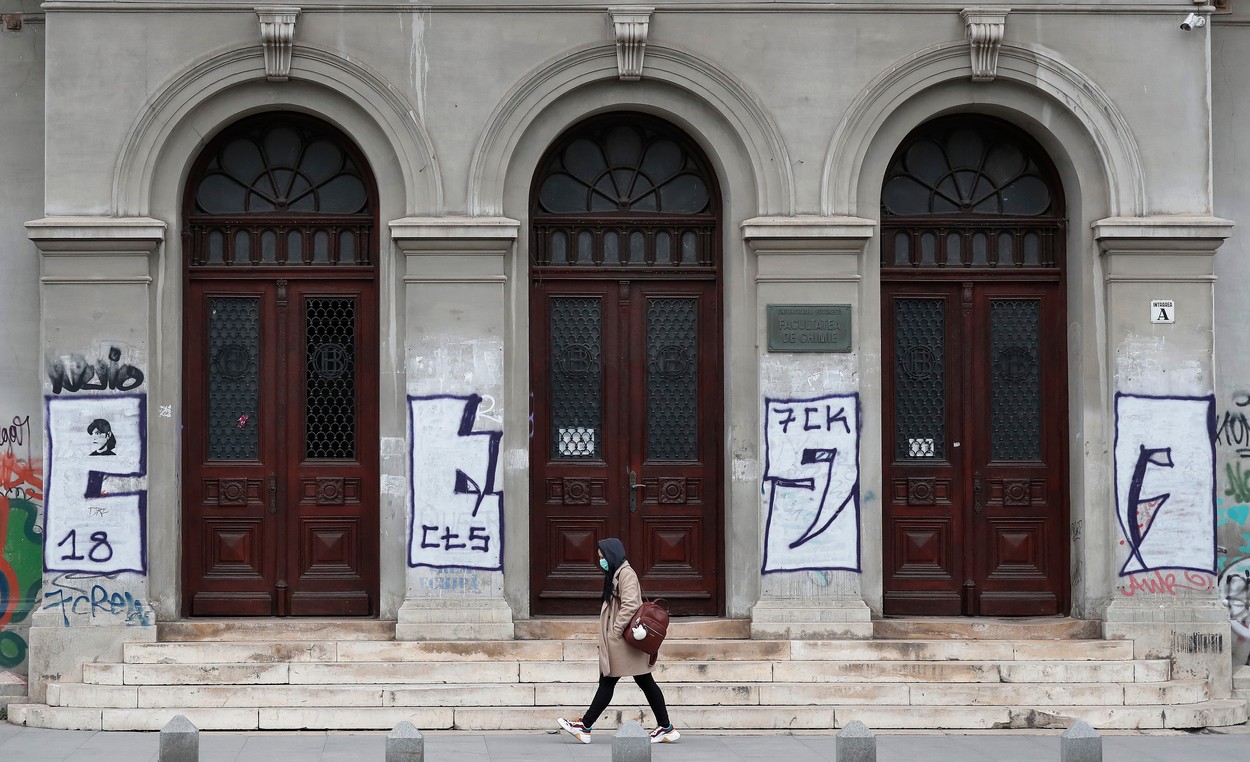 Universitățile cer taxe mai mari, chiar dacă toate cursurile se desfășoară online. Care sunt nemulțumirile studenților