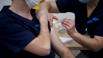 Covid-19: Persoanele deja infectate ar trebui să se vaccineze sau nu?