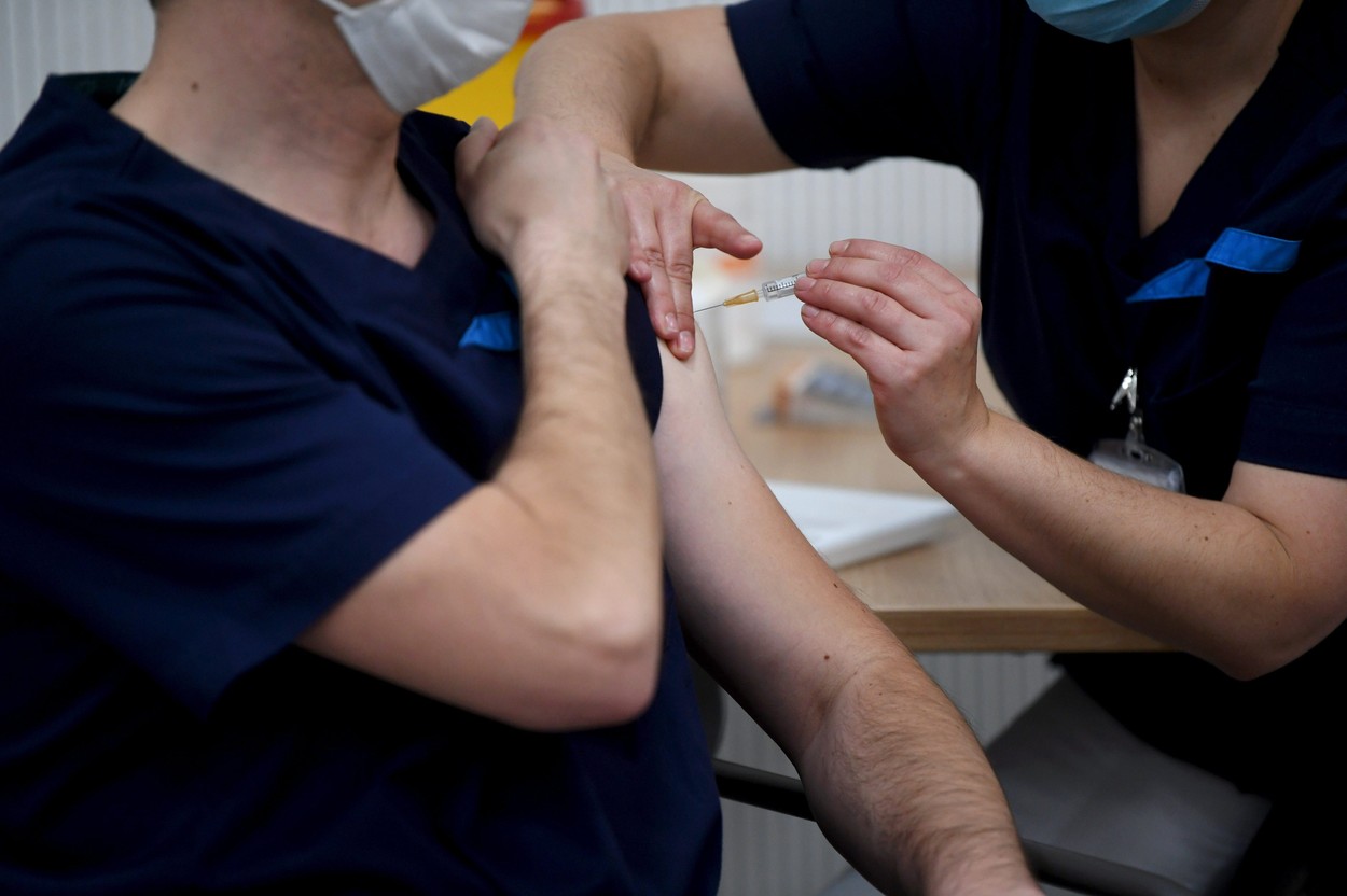 Covid-19: Persoanele deja infectate ar trebui să se vaccineze sau nu?