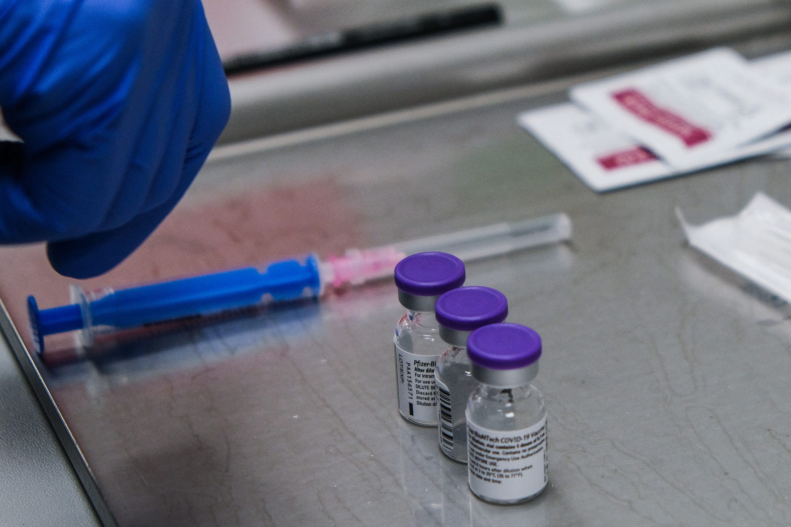 Mai puțini medici la vaccinare decât anunța președintele Iohannis în urmă cu o lună