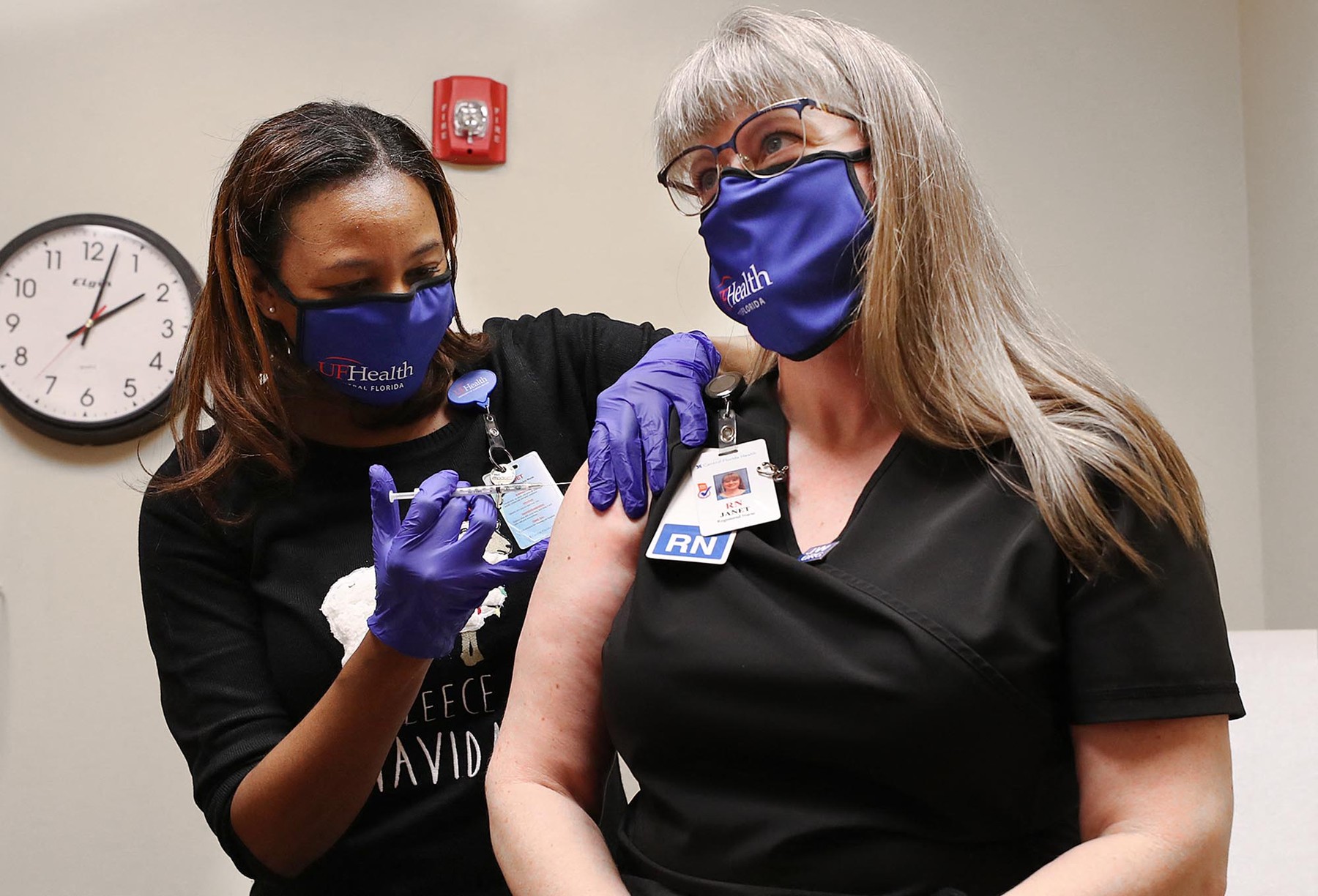 Diferenţele dintre vaccinurile de la Pfizer şi Moderna. Niciunul nu provoacă efecte adverse grave