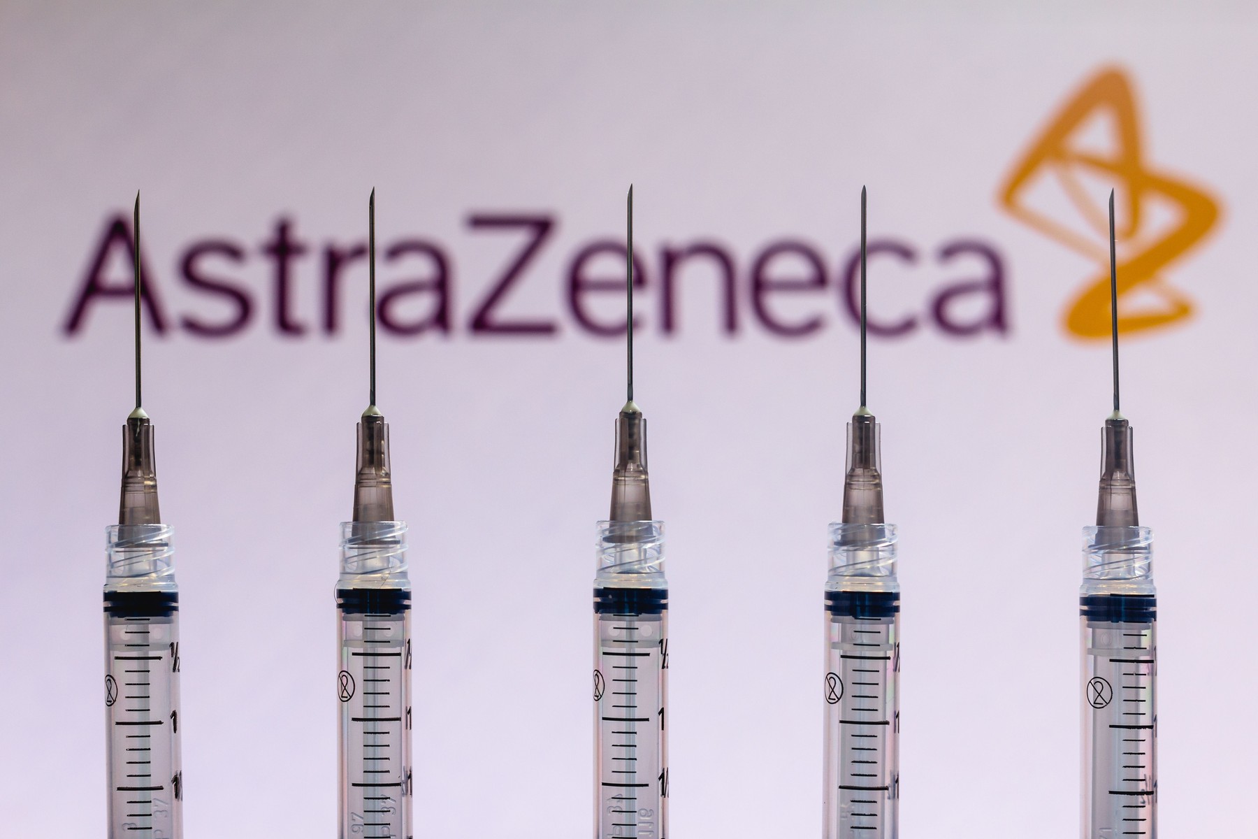 Germania recomandă blocarea folosirii vaccinului AstraZeneca pentru persoanele de peste 65 de ani. Reacția companiei