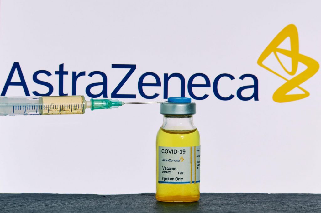 Studiile arată că vaccinul pentru COVID-19 dezvoltat de AstraZeneca este sigur și eficient