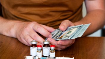 Bogații vor să se bage în față la vaccinare: „Voi dona 25.000 de dolari la spital”