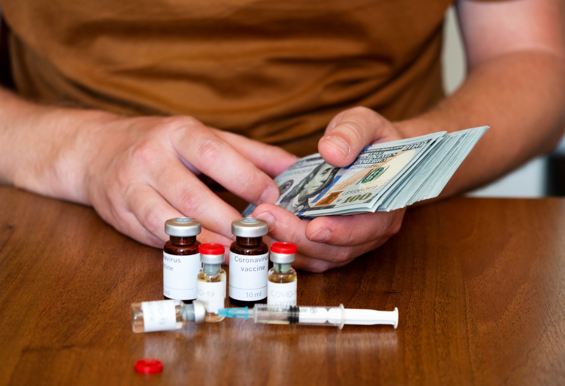 Bogații vor să se bage în față la vaccinare: „Voi dona 25.000 de dolari la spital”