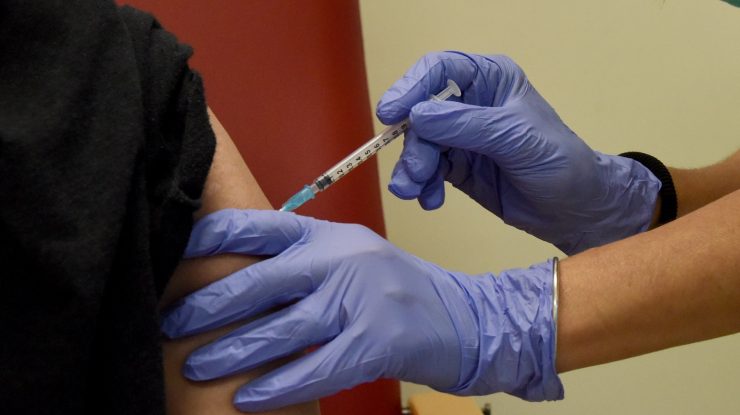 Eficacitatea vaccinului Pfizer a scăzut în Israel. Care este motivul