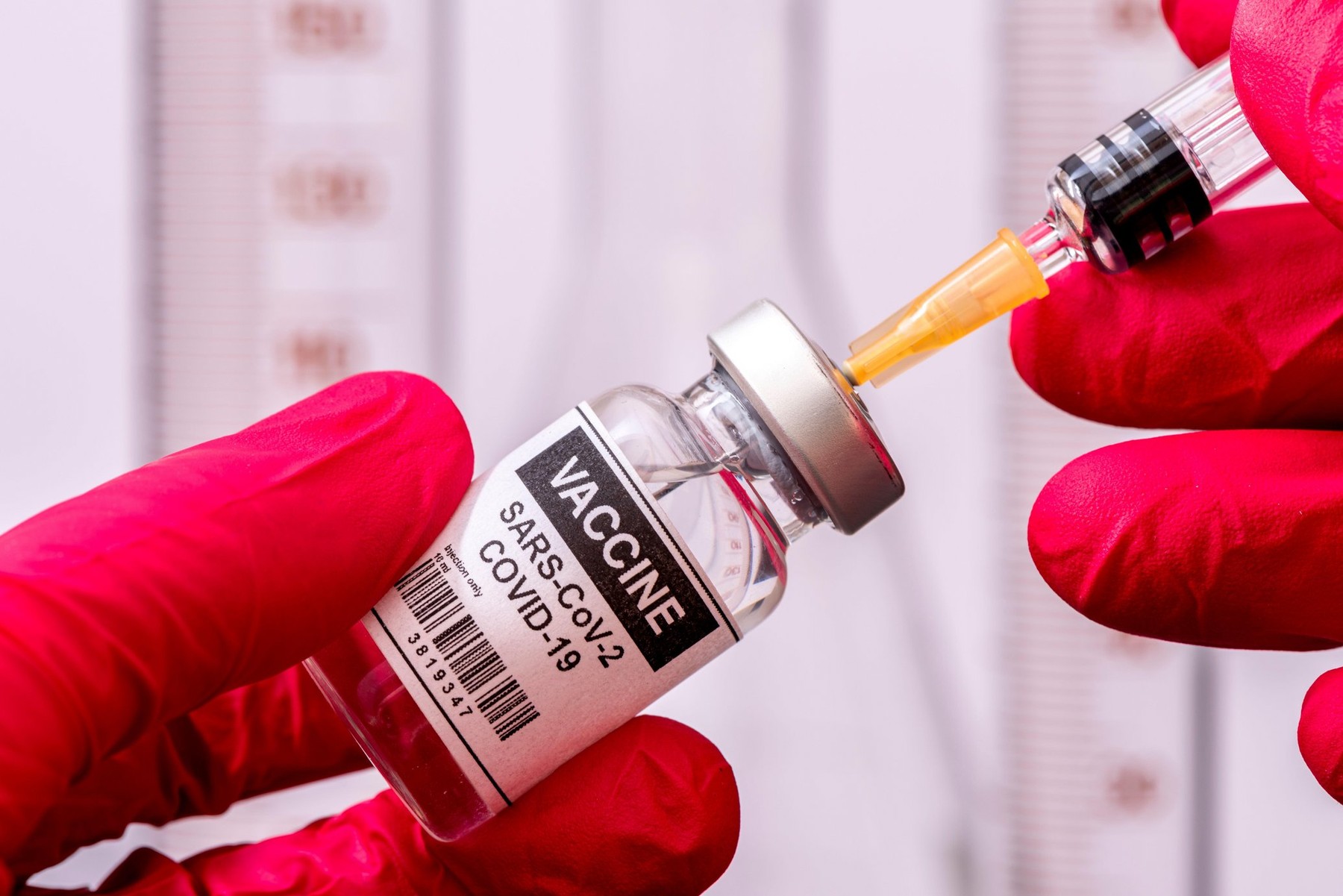 Cursa către imunizare: UE rămâne în urma statelor naționale. Milioane de ruși, cobai pentru vaccinul Sputnik V