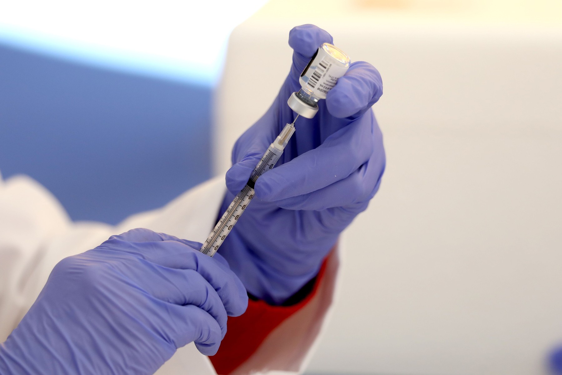 Am putea avea mai mult vaccin Pfizer decât credeam. Spitale din SUA au descoperit că unele fiole conțin mai multe doze