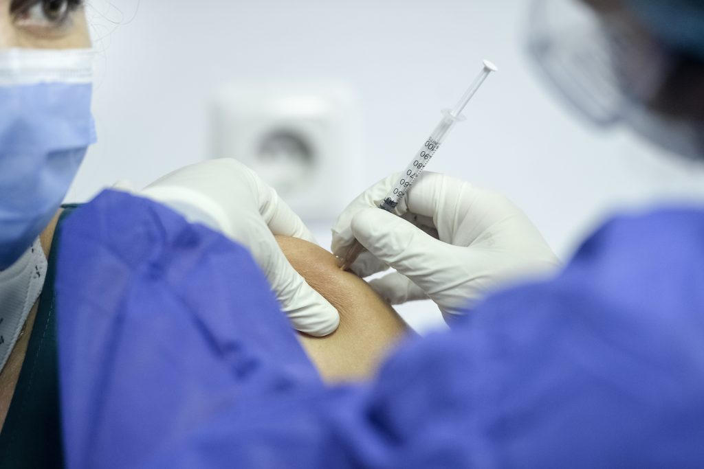 O asistentă medicală a fost testată pozitiv la 24 de ore după vaccinare
