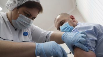 Ce nu ar trebui să consumi înainte și după ce te vaccinezi anti-Covid. Recomandarea specialiștilor ruși