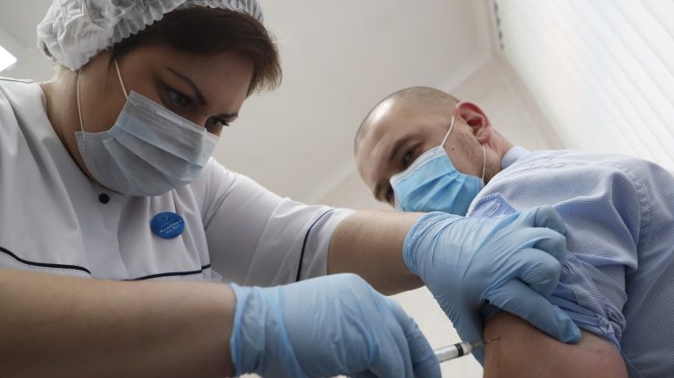 Ce nu ar trebui să consumi înainte și după ce te vaccinezi anti-Covid. Recomandarea specialiștilor ruși