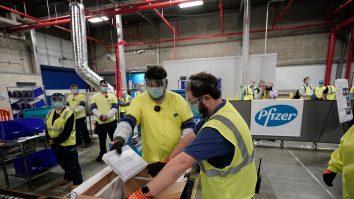 Distribuția vaccinului anti-Covid-19 a început în SUA. Este una dintre cele mai mari mobilizări de la al Doilea Război Mondial încoace