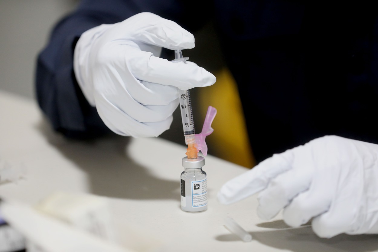 Vaccinuri făcute pe pile. Vedete și prieteni ai oficialilor din sănătate, vaccinați în detrimentul bătrânilor