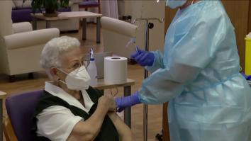 O femeie de 96 de ani este prima persoană vaccinată în Spania