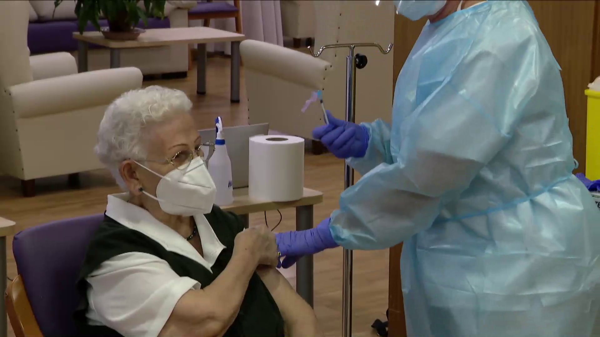 O femeie de 96 de ani este prima persoană vaccinată în Spania