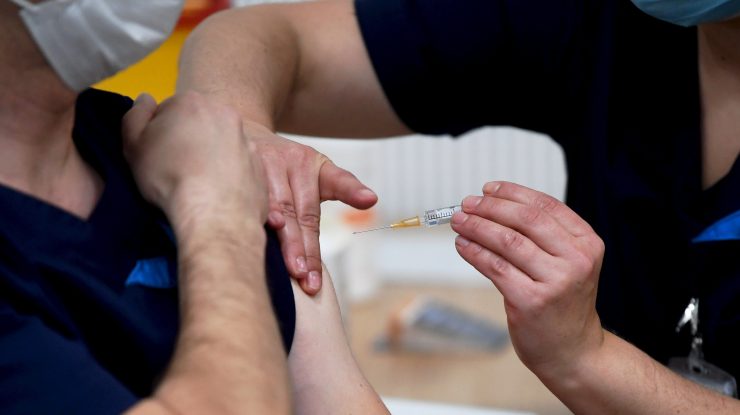 Britanicii bogați oferă chiar și 2.000 de lire sterline, pentru a se vaccina mai repede