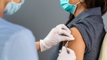 Opt angajați ai unui azil de bătrâni, vaccinați din greșeală cu 5 doze în Germania. În ce stare se află